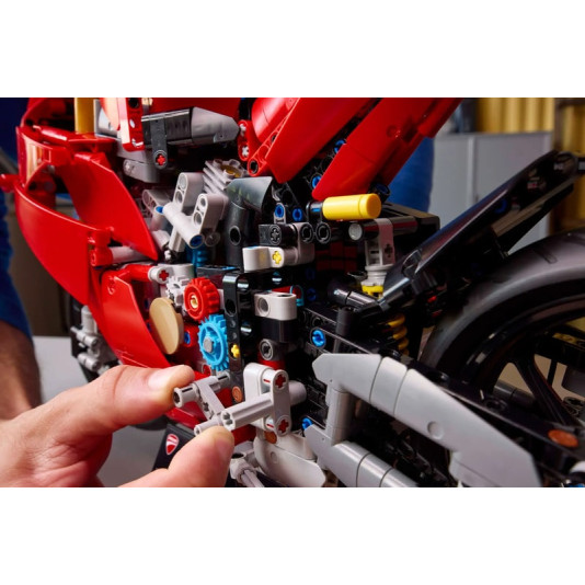LEGO Technic Ducati Panigale V4 S Motorcycle (42202)