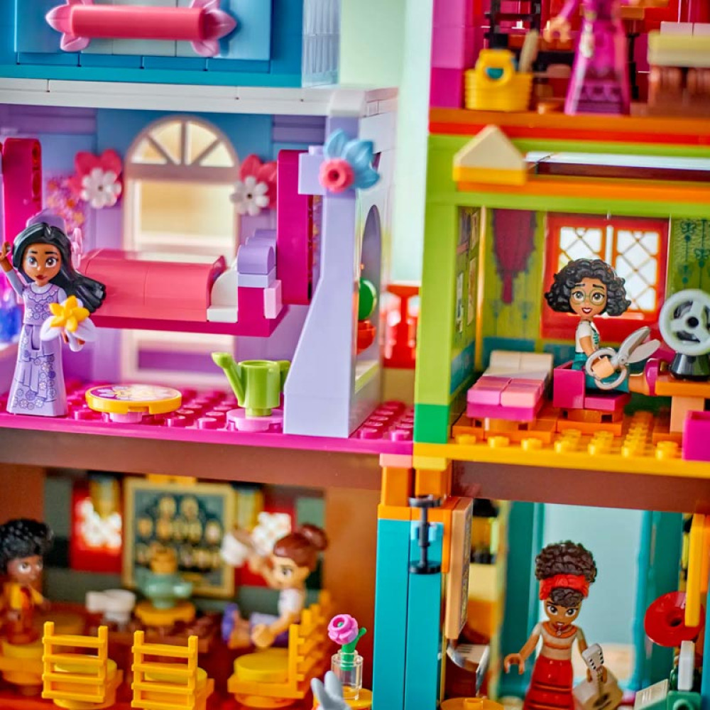 LEGO Disney Encanto The magical Madrigal House (43245)
