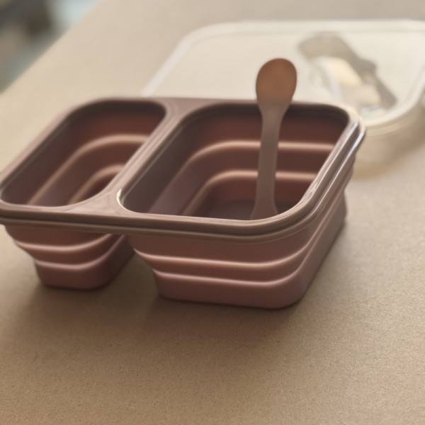 Nok Nok Αναδιπλούμενο Φαγητοδοχείο Σιλικόνης με 2 χωρίσματα και Κουταλοπίρουνο 950ml (Velvet Rose)