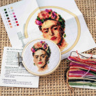 Kikkerland μίνι Κιτ Κεντήματος Cross Stitch "Frida"